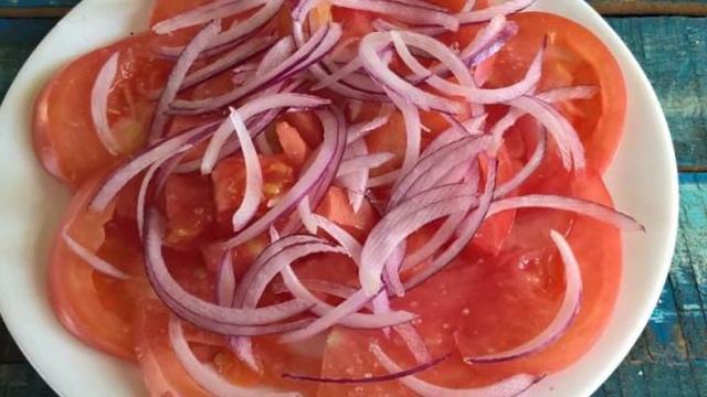 Слоеный салат с грибами и овощами