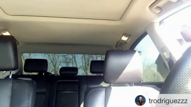 Темнокожий мужчина слушает песню Родригеза смотреть онлайн