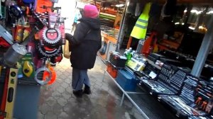 Попрошайка на рынке цыгане просят деньги у прохожих 2018