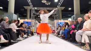 Непоседы на выставке CJF🎶Мы к вам заехали на час🎶 Алиса Смирнова, Иван Басов, Георгий Петросян идр