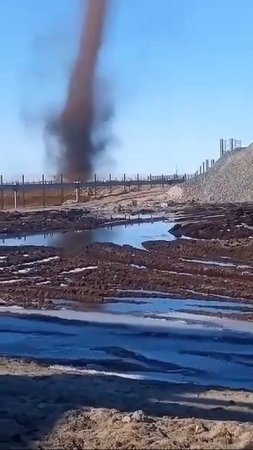 Гигантский пылевой вихрь образовался в Тюменской области.