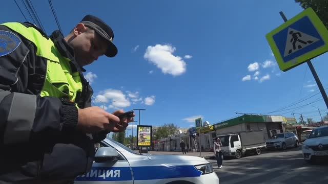 🔥БОМБИЛЫ У РЫНКА НАРУШАЮТ ПДД ИНСПЕКТОР ГАИ РАЗГНЕВАЛСЯ И ОБВИНИЛ В ПРОВОКАЦИИ🔥 смотреть онлайн