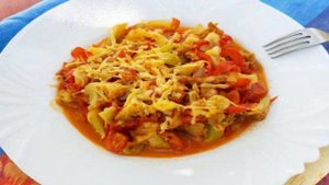 Брокколи с перцем и помидорами под сыром