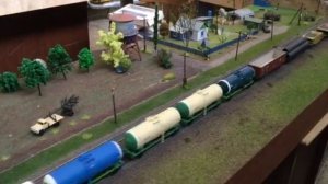 Большой макет железной дороги HO. Чмэ3 тянет состав.