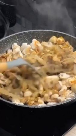 Слоеный пирог с курицей и грибами в духовке.