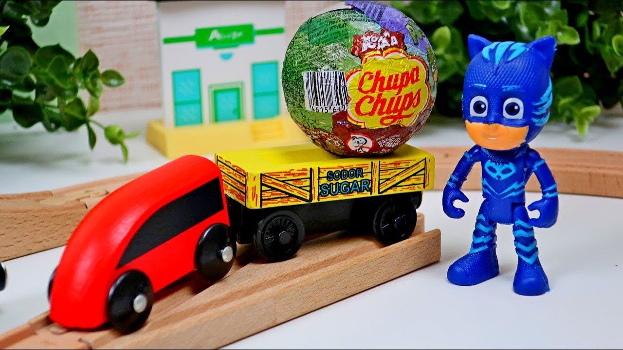 Поезда на деревянной железной дороге везут сюрпризы Героям в масках смотреть онлайн