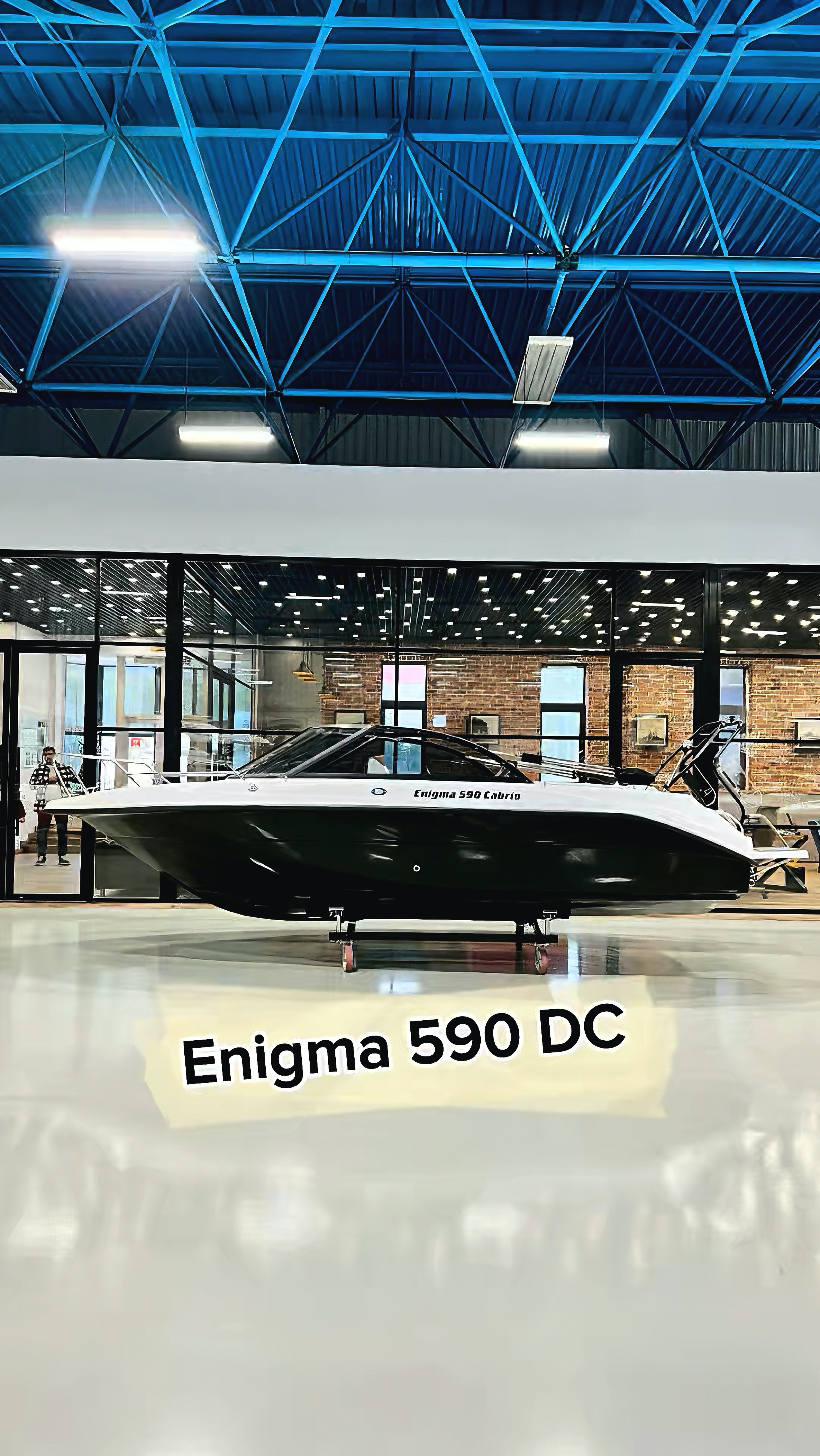 Enigma 590 DC — катер, который станет идеальным выбором для любителей красоты, надежности и стиля🚀