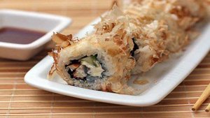 Ролл в стружке тунца