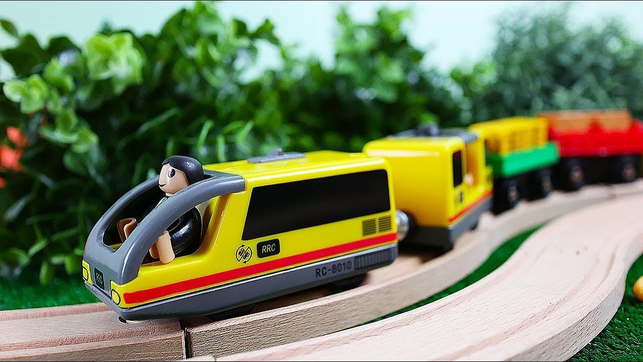 Деревянная железная дорога и новый игрушечный поезд. Игрушки для детей смотреть онлайн