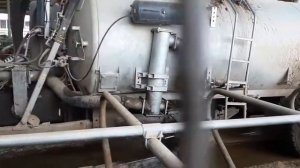 Вакуумная бочка со скрепером для удаления навоза в коровнике