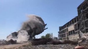 Демонтаж высокой металлоконструкции при помощи ГДШ.