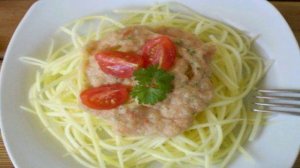 Спагетти из кабачка для сыроедческой кухни