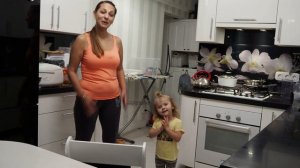 Алиса с мамой танцуют под Кукутики