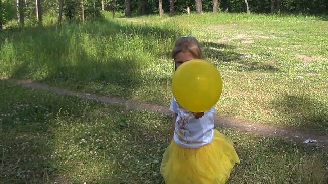 Надя играет с волшебными шарами. Учим цвета. Nadya pretend play with Balloons magic. Learning color