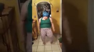 Жирная баба c метлой зажигает