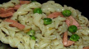 Макароны с сосисками и зеленым горошком