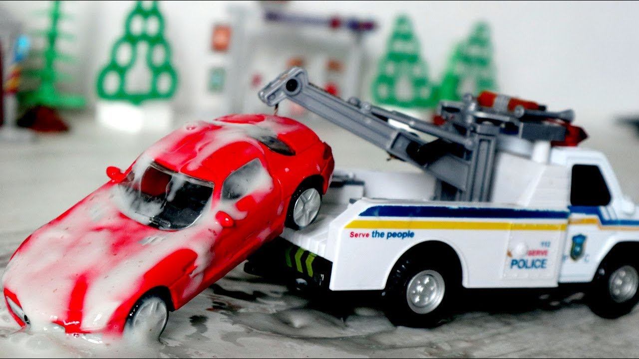 Игрушечные машины. Бетономешалка и Полицейский эвакуатор. Авария на дороге смотреть онлайн