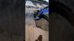 Подкоп под фундамент прямой лопатой. Кто то меня учил, что я ковш не знаю какой стороной ставить