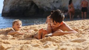 Щекотка  Ножек  Мальчика Пером