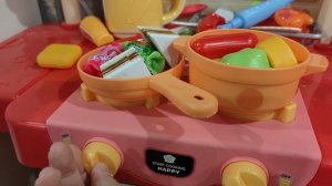 готовим игрушечную еду на детской кухне