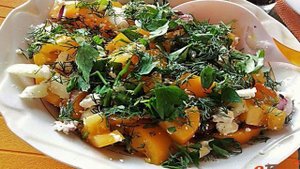 Овощной салат с творогом и оливковым маслом