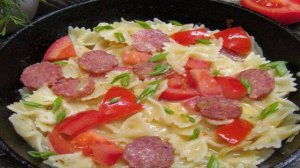 Паста с копченой колбасой и помидором