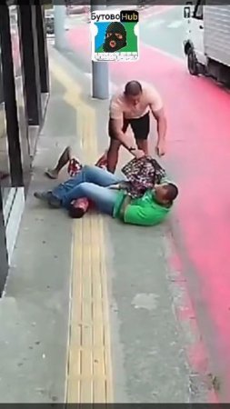 Кража, мужик бодро втыкает вора в асфальт и делает болевой на руку