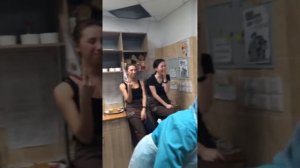 Бабушка моет полы в ресторане и отжигает