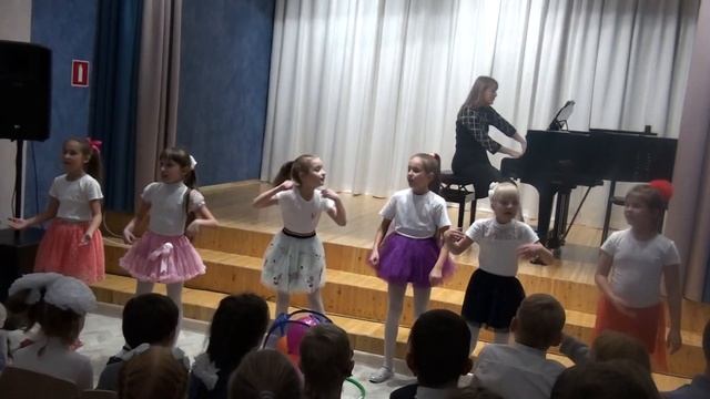 Арина Клочева в составе ансамбля академического вокала. Номер Цирк