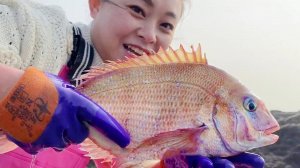 Сяо Чжан ловит в море много крупной рыбы и омаров!
