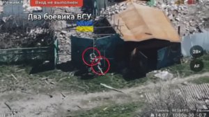 Архивные кадры уничтожения расчетами ФПВ 30 мсп 44 АК двух боевиков ВСУ в н.п. Гуево Курской области
