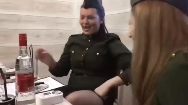 Девушки и пилотка смотреть онлайн