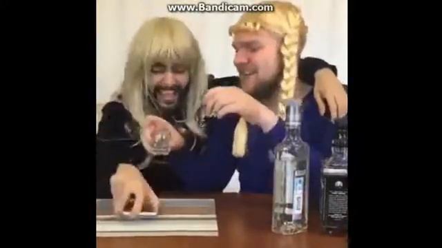 Як поводять себе бухі дівчата!