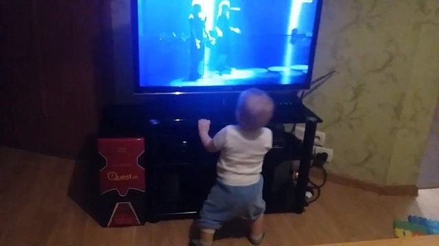 Малыш танцует под Sunsay – Love Manifest! Даже дети его любят!) Dance boy смотреть онлайн