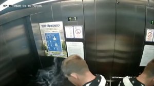 Житель курит в лифте
