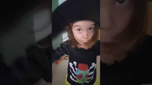 Малышка изображает злую ведьму к Halloween 2016 -Приколы с детьми смотреть онлайн