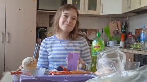 она просто ела булку🤣🤣🤣*она чуть не подавилась..