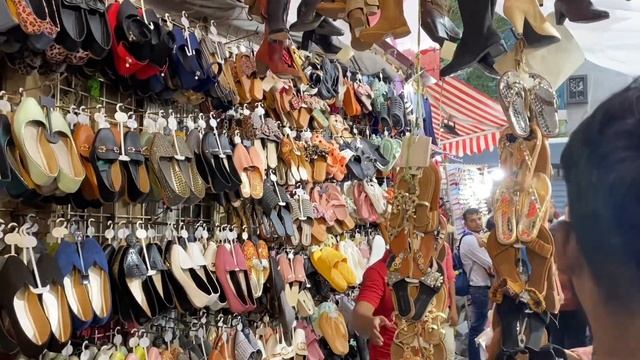 VLOG 30: MUMBAI STREET MARKET || BANDR HILL ROAD || PAY LESS, SHOP MORE 😊 || TRENDY COLLECTION смотреть онлайн