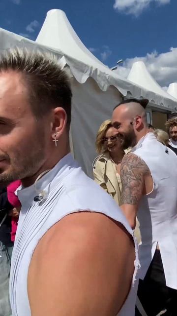 Полина Гагарина со свитой смотреть онлайн