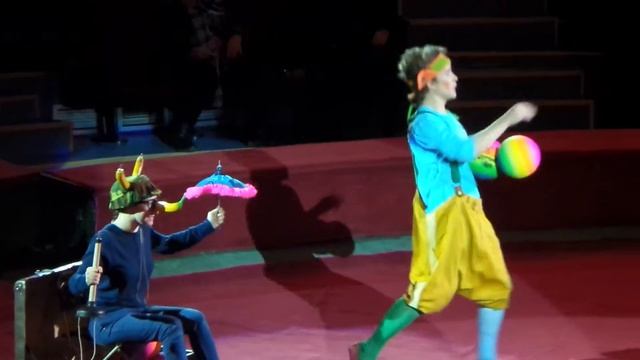 Клоуны. Цирк. Клоун и семь вертящихся шаров. Clowns. Circus. Clown and seven spinning balls. смотреть онлайн