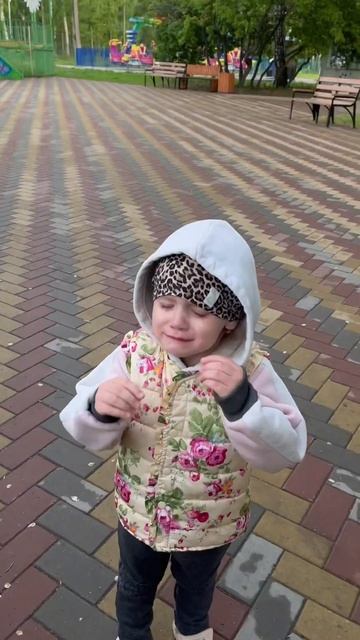 Когда не пустили на аттракцион, маленькая грустит смотреть онлайн