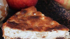 Творожный пирог с финиками и яблоком