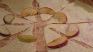 Булочки с дольками яблок