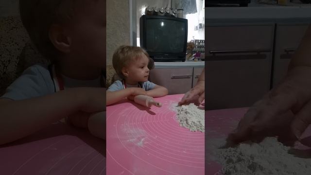 Как Паша с бабушкой колобка лепили