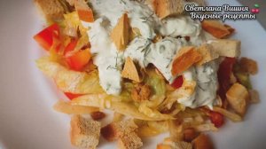 Салат "Айсберг" с пикантной курицей и овощами под оригинальным соусом.
