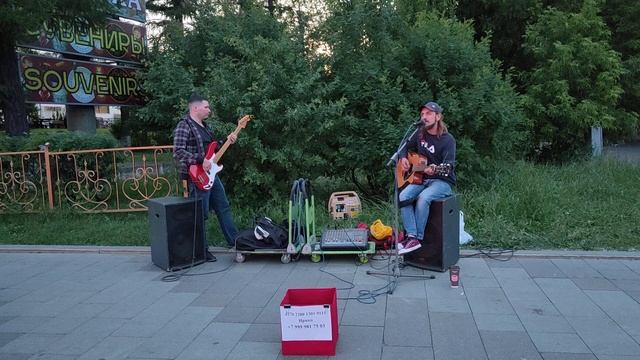 Малыш - Виктор Цой - песню группы "КИНО" исполнили на ВДНХ Эдуард Новиков и бас-гитарист #Moscow