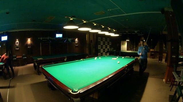 Удар на две лузы в русском бильярде в партии по свободной пирамиде смотреть онлайн