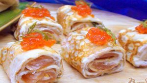 Блинчики Северное сияние со сметанным кремом и красной рыбой.