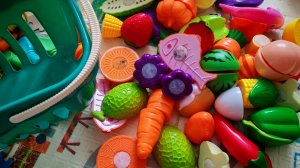 играем в детские овощи и фрукты на липучках для малышей, складываем продукты в корзинку