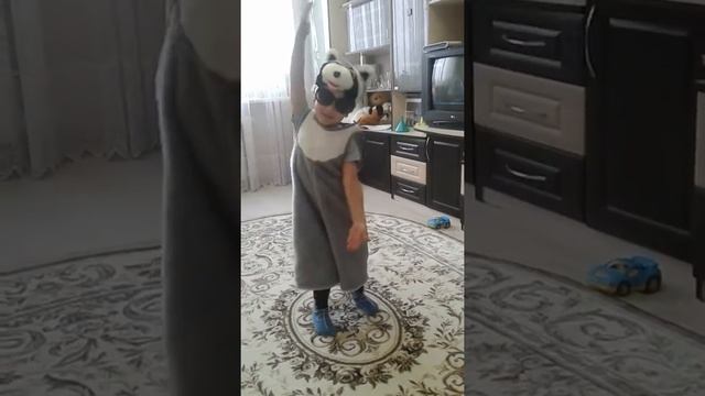 Крутой енот. Ржачный танец. смотреть онлайн